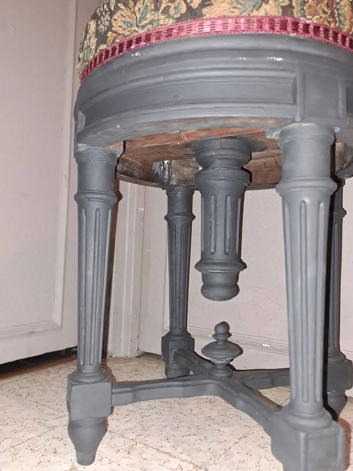 Illustration numéro 5 du produit Tabouret Piano bois noir XIX de style Napoleon III tissu restauration tapissière décoration salon