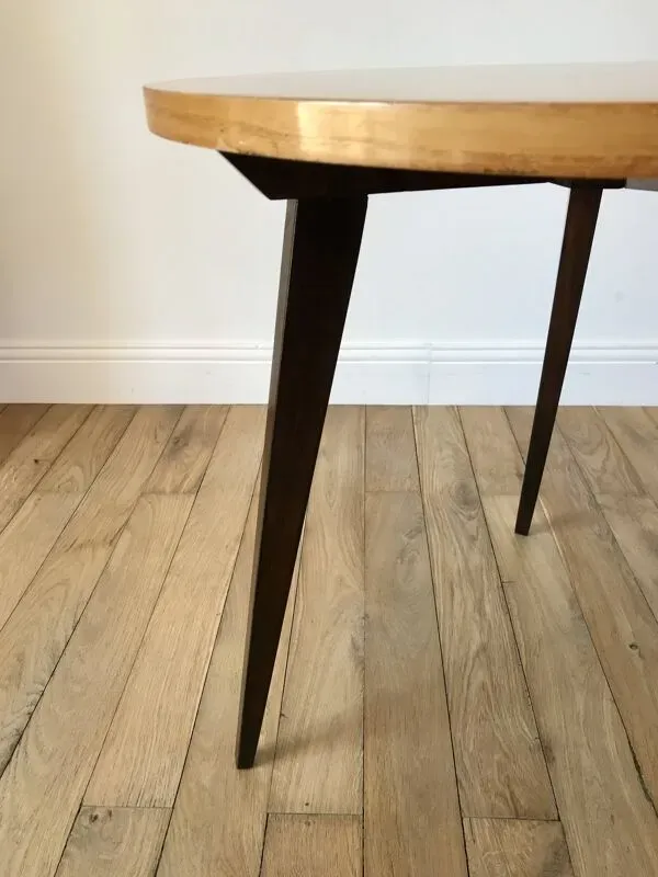 Illustration numéro 5 du produit Table basse tripode en bois et marqueterie bicolore design scandinave 1950