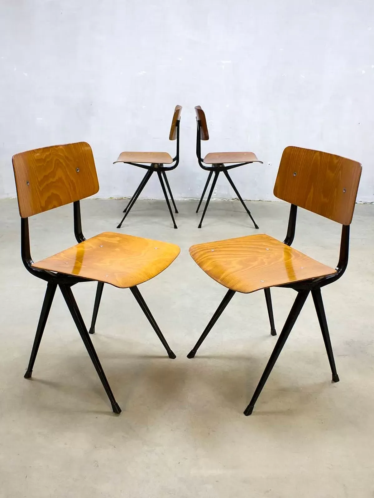 Illustration numéro 5 du produit Chaises d'école industrielle