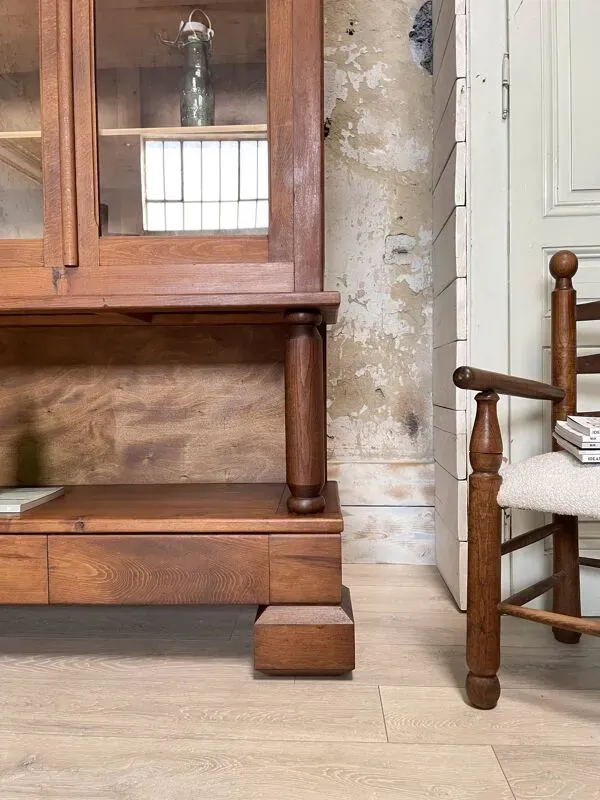 Illustration numéro 5 du produit Meuble de métier vitrine en bois massif.