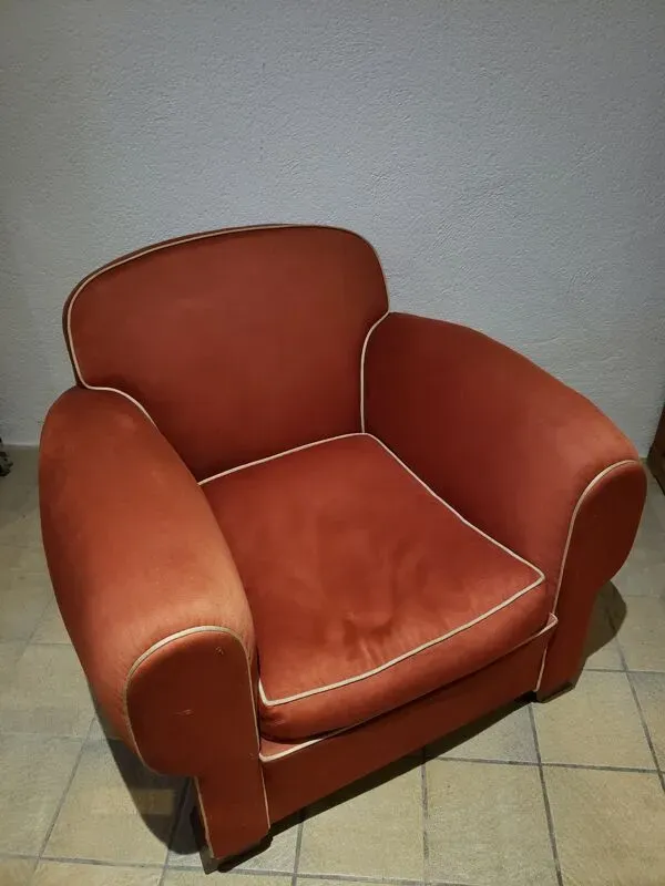 Illustration numéro 5 du produit Fauteuil club satin rouge