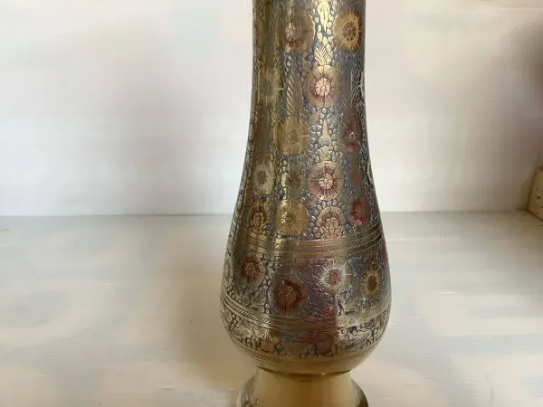 Illustration numéro 5 du produit Vase en laiton travaillé