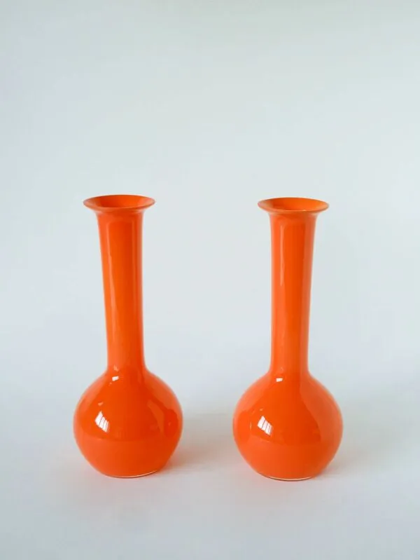 Illustration numéro 5 du produit Paire de vases en opaline, orange, design, 1970