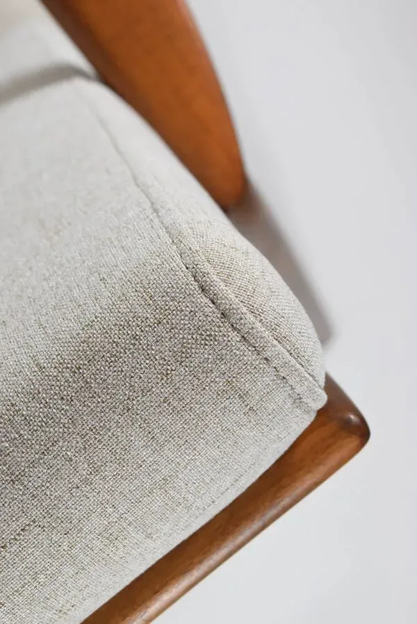 Illustration numéro 5 du produit Fauteuil scandinave restauré avec repos-pieds, icône des années 60, tissu marron, teck