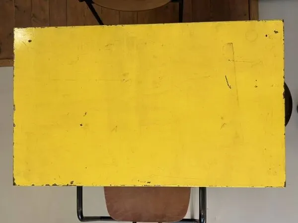 Illustration numéro 5 du produit Table  dans le style de Tolix jaune métal patiné