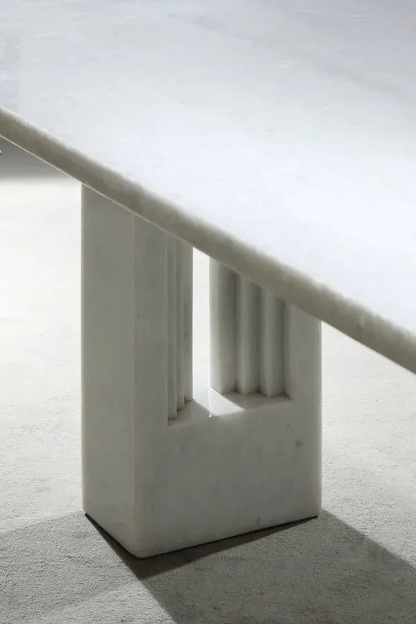 Illustration numéro 5 du produit Carlo Scarpa table de salle à manger modèle Delfi en marbre blanc