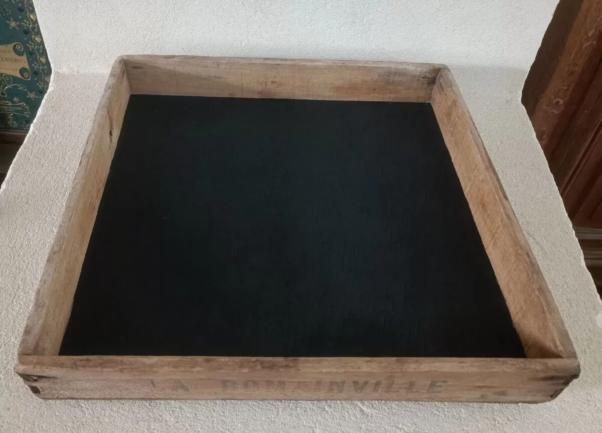 Illustration numéro 5 du produit Plateau ancien en bois art populaire