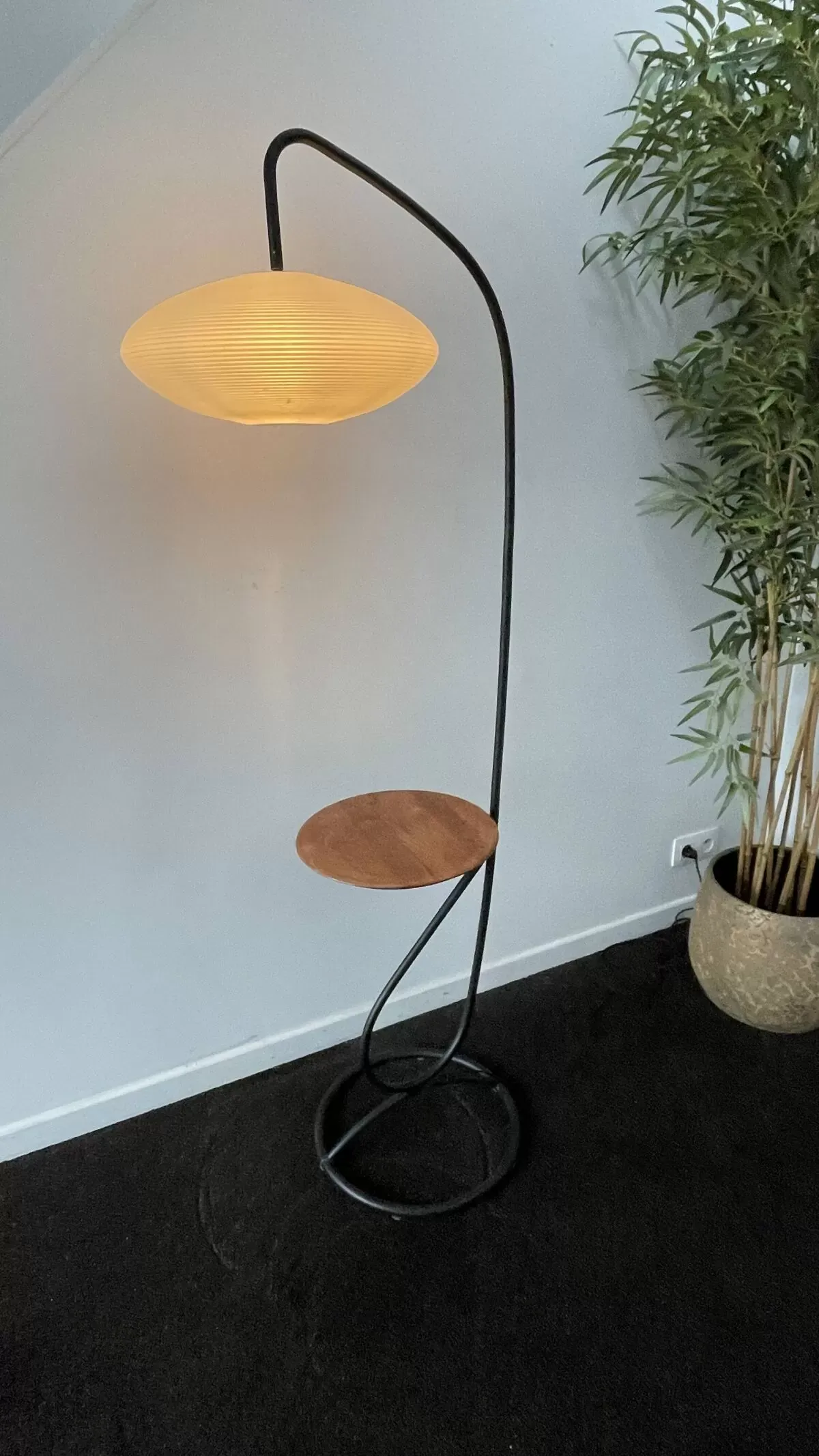 Illustration numéro 5 du produit Lampadaire ( lampe & table ) en  acier tubulaire, ca 1960