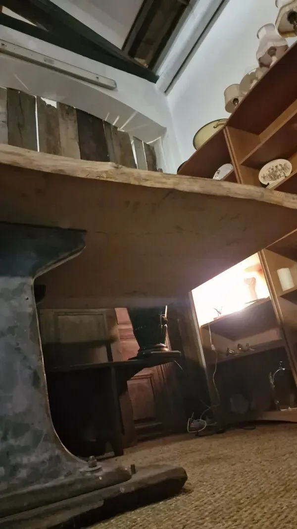 Illustration numéro 5 du produit Table création en orme massif et machine industrielle