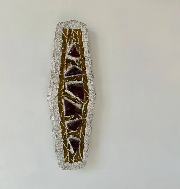 Illustration numéro 5 du produit Applique vintage XL « vitrail » ciment et verre, Suède 1950