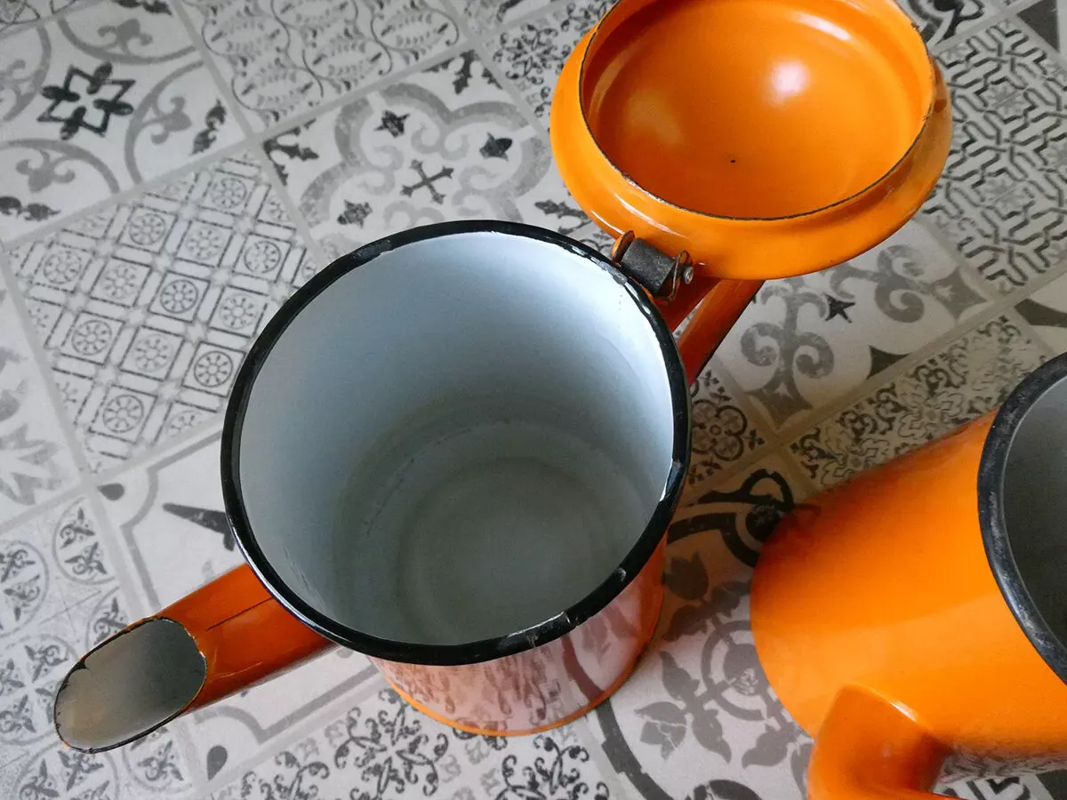 Illustration numéro 5 du produit Lot de cafetières émaillées oranges vintage