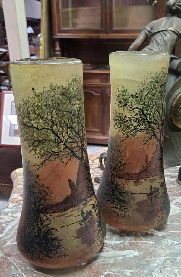 Illustration numéro 5 du produit Paire de vases en verre émaillé, à décor finement peint