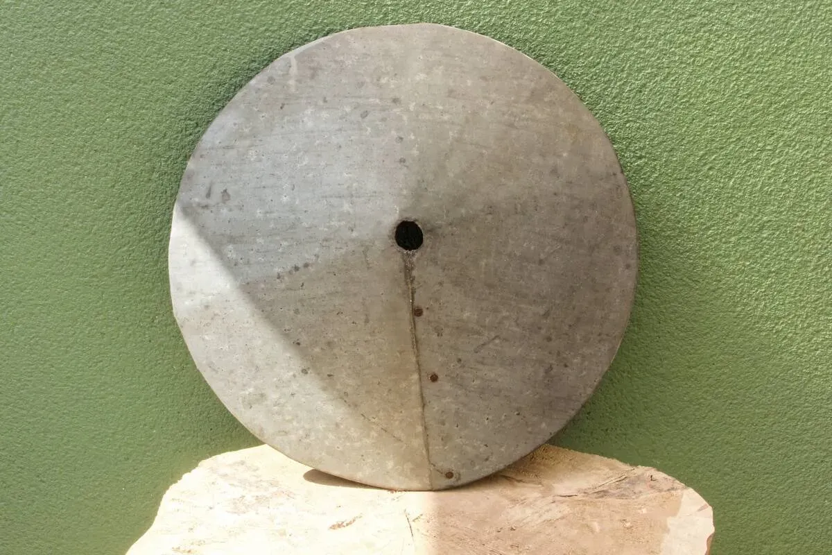 Illustration numéro 5 du produit Abat-jour en zinc riveté, art populaire