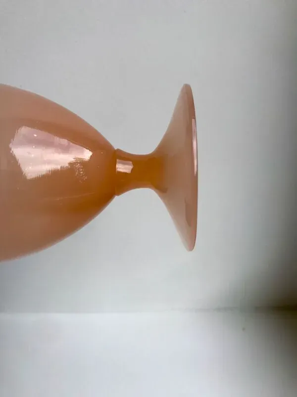 Illustration numéro 5 du produit Vase en opaline rose pâle années 40