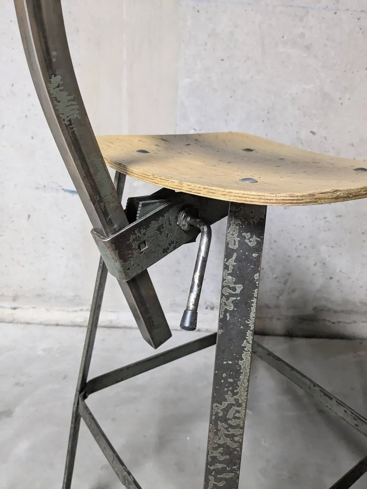 Illustration numéro 5 du produit Chaise haute d'atelier Bienaise, chaise industrielle vintage