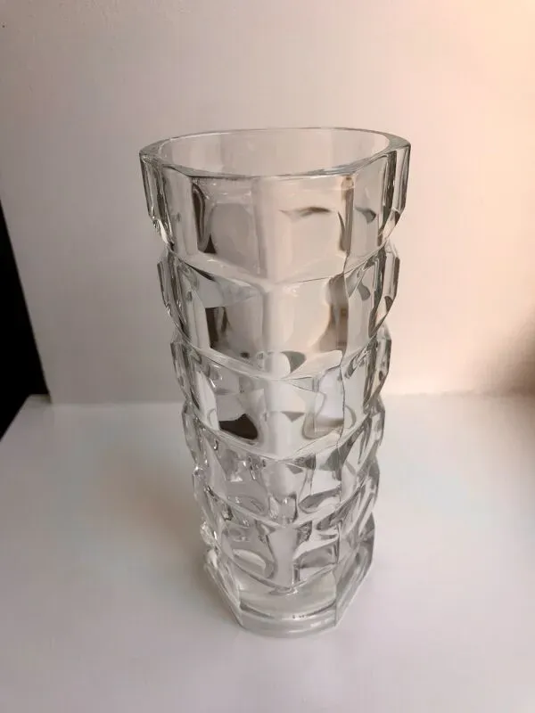 Illustration numéro 5 du produit Vase en verre cristal moulé art déco
