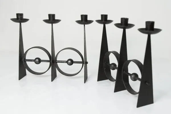 Illustration numéro 5 du produit Paire de chandeliers scandinaves en fer forgé brutaliste à 3 lumières 1960
