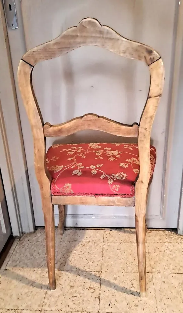 Illustration numéro 5 du produit Chaise bois bois vernissé et tissu satin broché fond rouge 1920