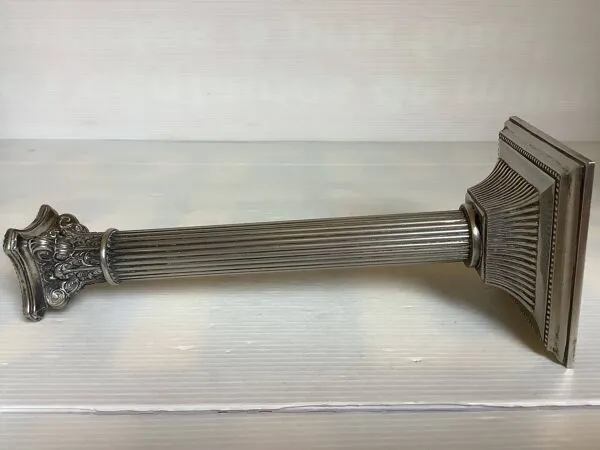 Illustration numéro 5 du produit Bougeoir colonne argenté en métal Italy