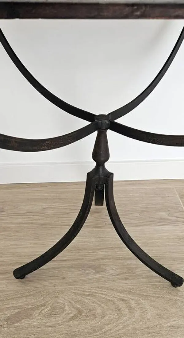 Illustration numéro 5 du produit Table d’appoint en chêne massif et métal — design industriel / art déco