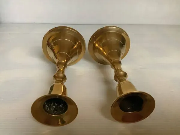 Illustration numéro 5 du produit Paire de petits bougeoirs pied tulipe en laiton