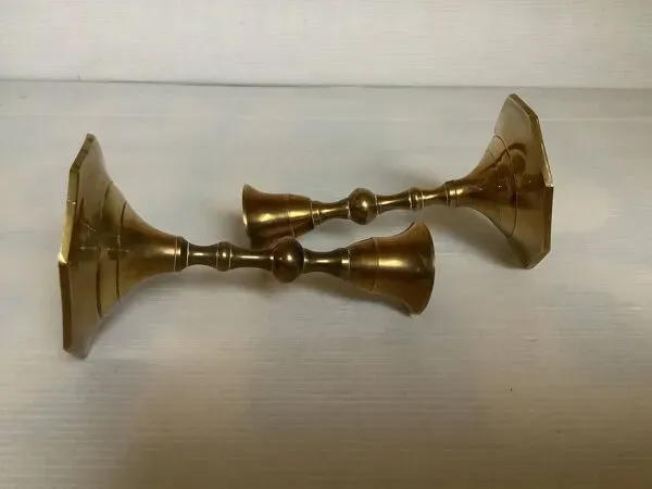 Illustration numéro 5 du produit Paire de petits bougeoirs en laiton