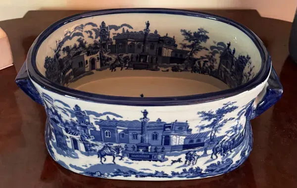 Illustration numéro 5 du produit Jardinière en faïence anglaise bleue et blanche, XXe siècle