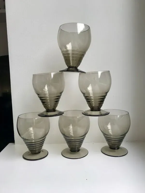 Illustration numéro 5 du produit Ensemble de 6 petits verres à vin design art déco en verre fumé années 30-40