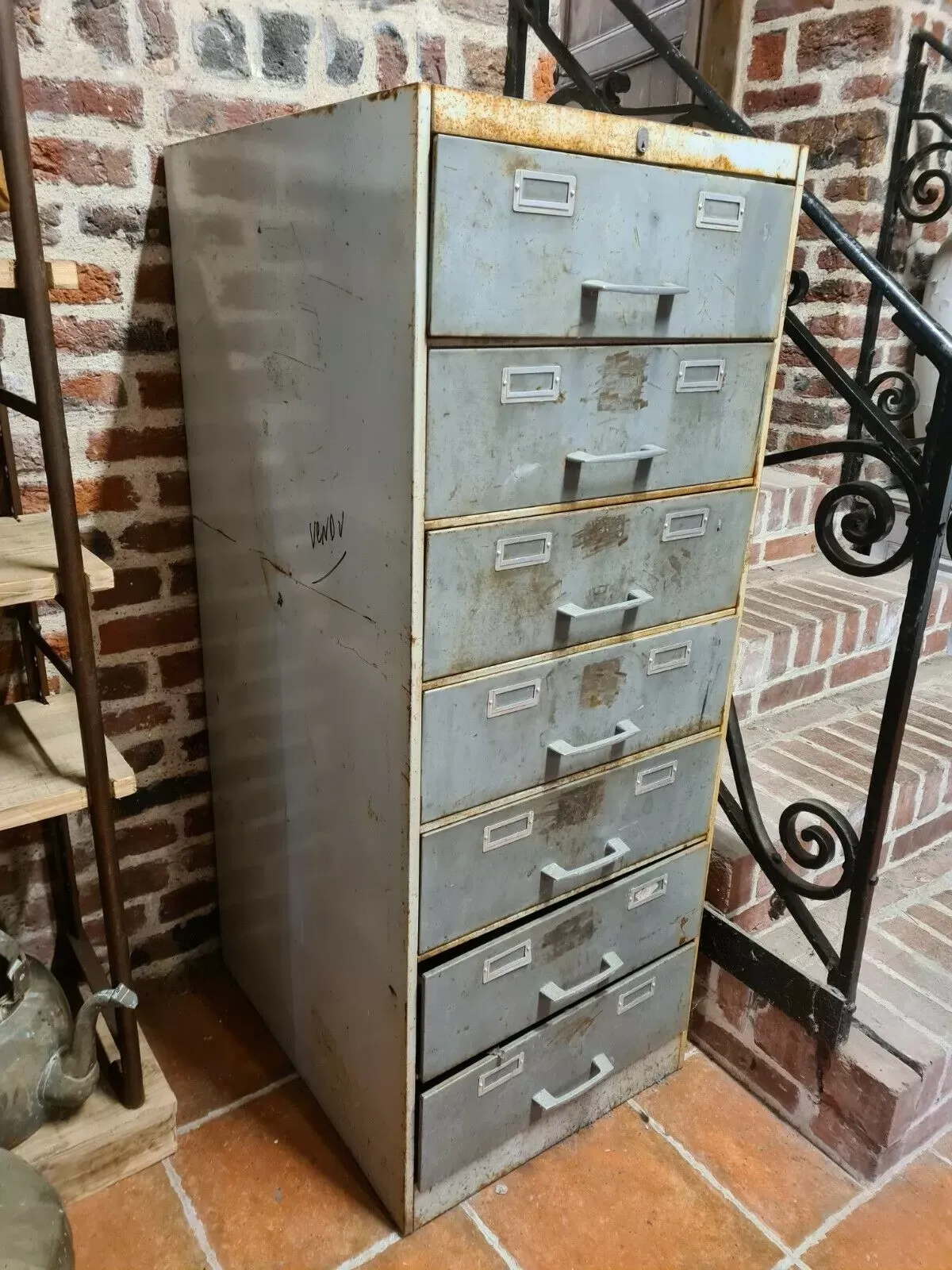 Illustration numéro 5 du produit Meuble de rangement industriel en fer