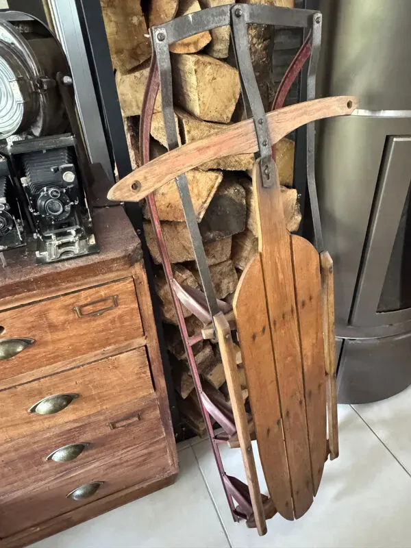 Illustration numéro 5 du produit Ancienne luge américaine en bois vintage