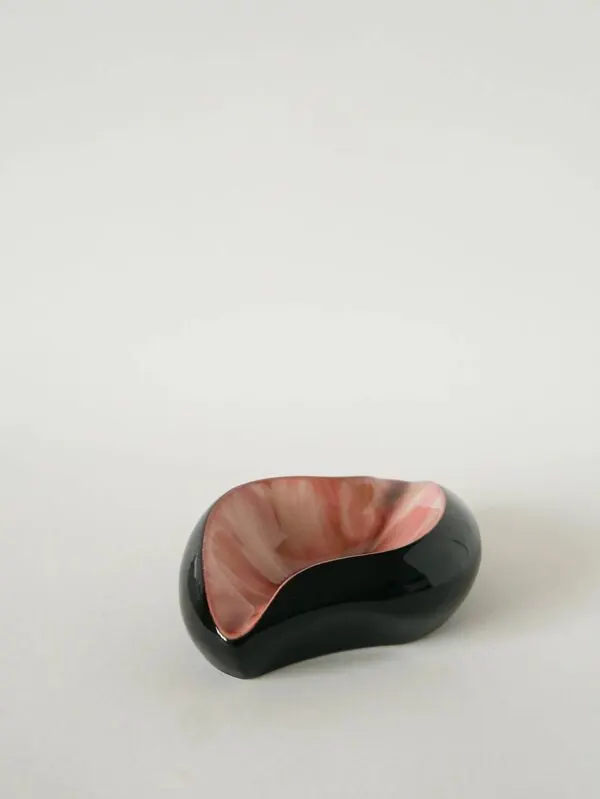 Illustration numéro 5 du produit Vide-poche en céramique, forme libre, noir et rose, 1970