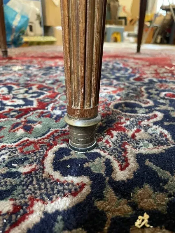 Illustration numéro 5 du produit Table ovale de salle à manger de style Louis XVI