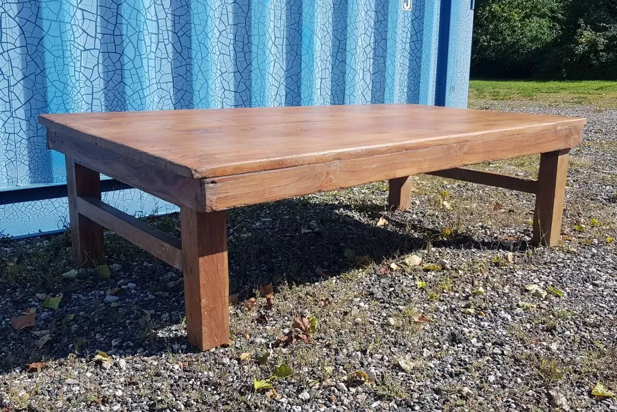 Illustration numéro 5 du produit Ancienne table basse d'atelier industriel en teck massif