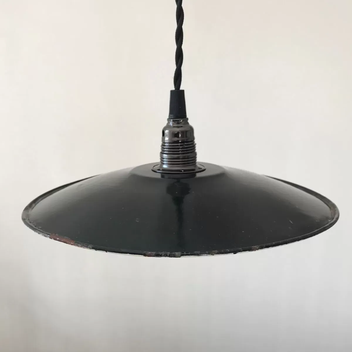 Illustration numéro 5 du produit Suspension abat-jour en métal noir