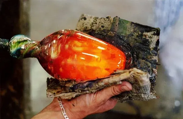 Illustration numéro 5 du produit Vase en verre soufflé Verrerie de Biot – Pièce artisanale signée