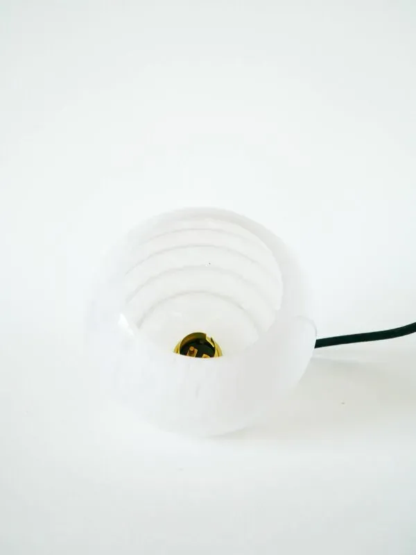 Illustration numéro 5 du produit Petite suspension boule en verre de Clichy, Blanc, Art Déco, 1930