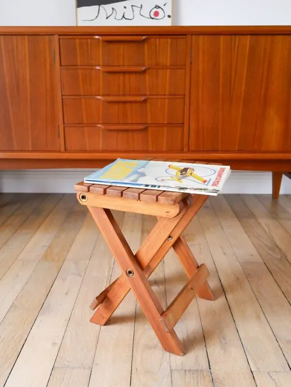 Illustration numéro 5 du produit Petit tabouret en bois pliant, 1970