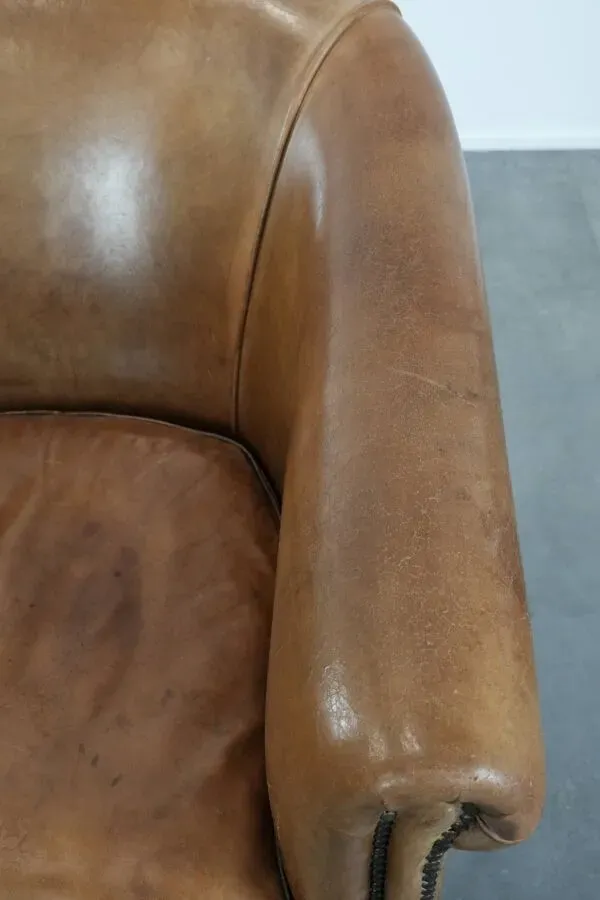 Illustration numéro 5 du produit Fauteuil au caractère unique en cuir de mouton avec des couleurs cognac claires.