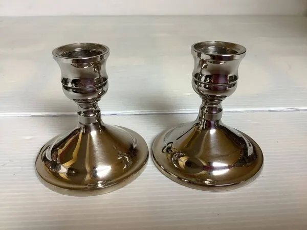 Illustration numéro 5 du produit Paire de petits bougeoirs argentés en métal England