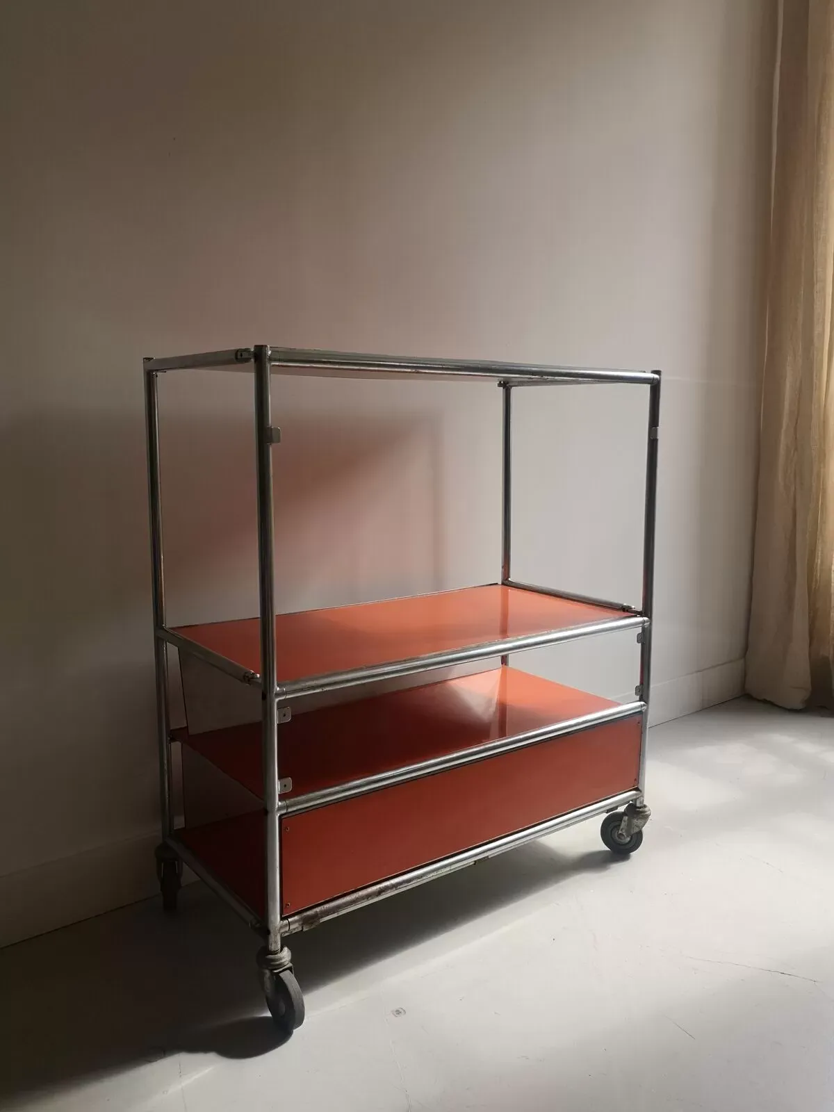 Illustration numéro 5 du produit Desserte bibliothèque à roulette en metal chromé industrielle