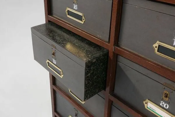 Illustration numéro 5 du produit Armoire de classement industrielle en bois, Belgique années 1920