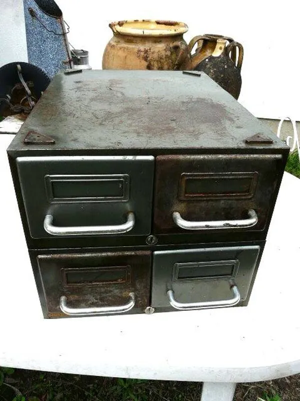 Illustration numéro 5 du produit Meuble 4 tiroirs en métal industriel loft années 70 marqueFLAMBO