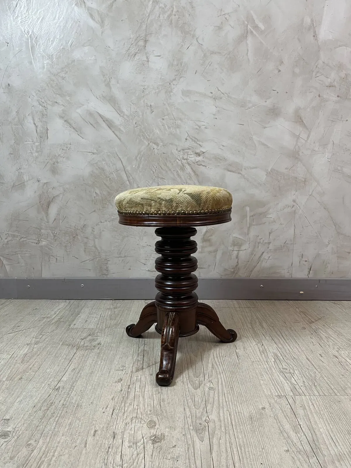 Illustration numéro 5 du produit Tabouret de piano en noyer