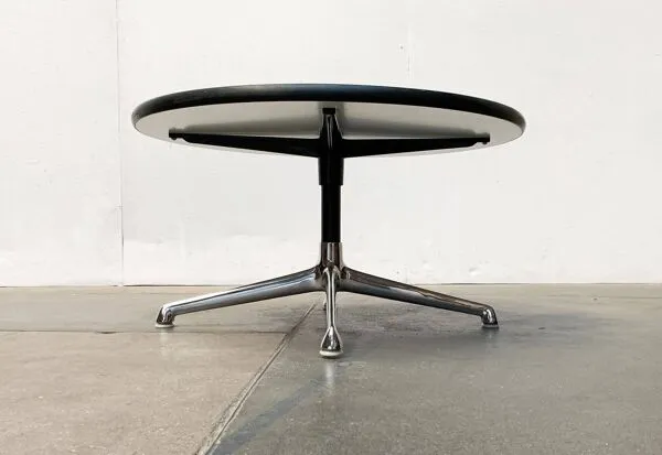 Illustration numéro 5 du produit Table d'appoint du milieu du siècle par Charles & Ray Eames pour Herman Miller, années 1960