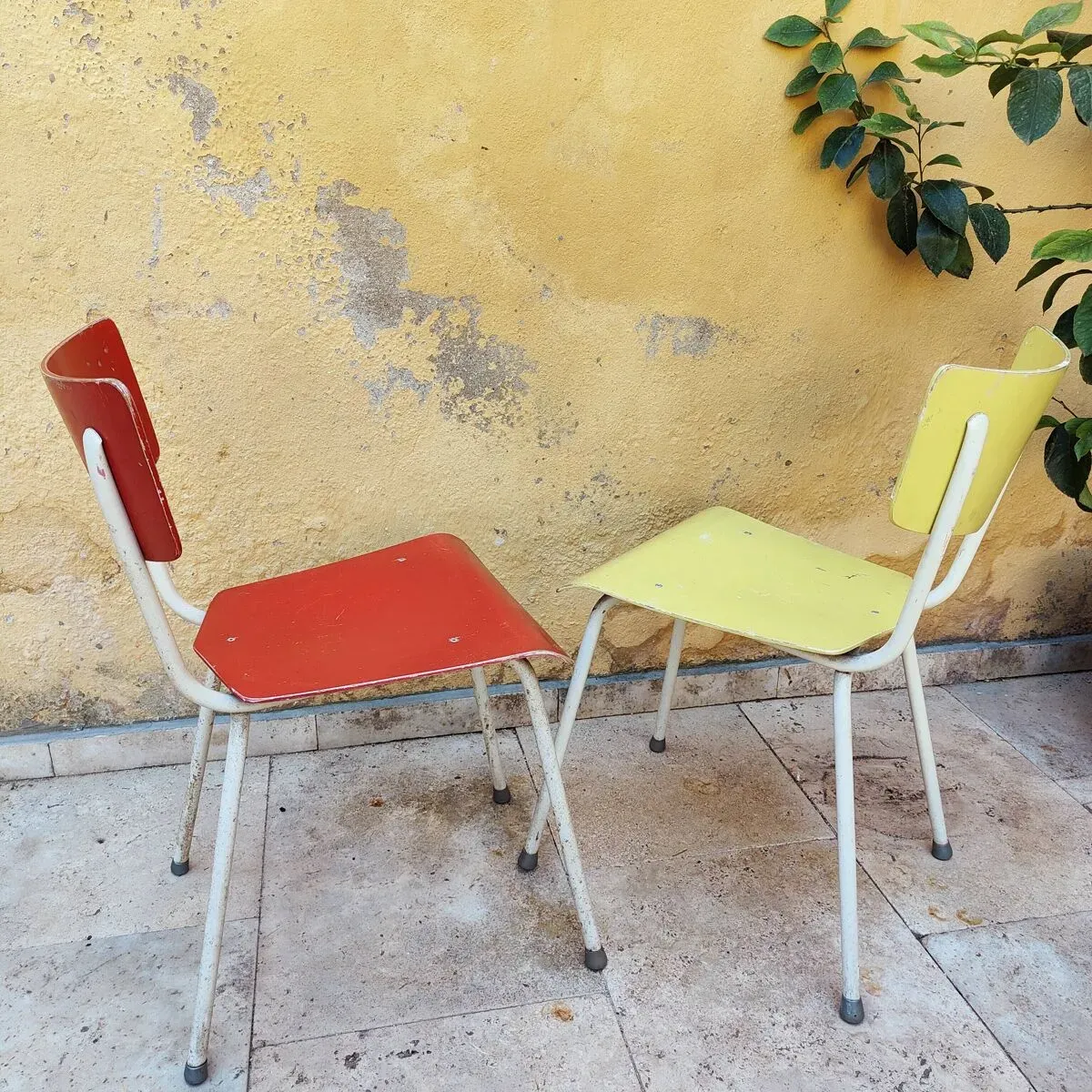 Illustration numéro 5 du produit Paire de chaises colorées