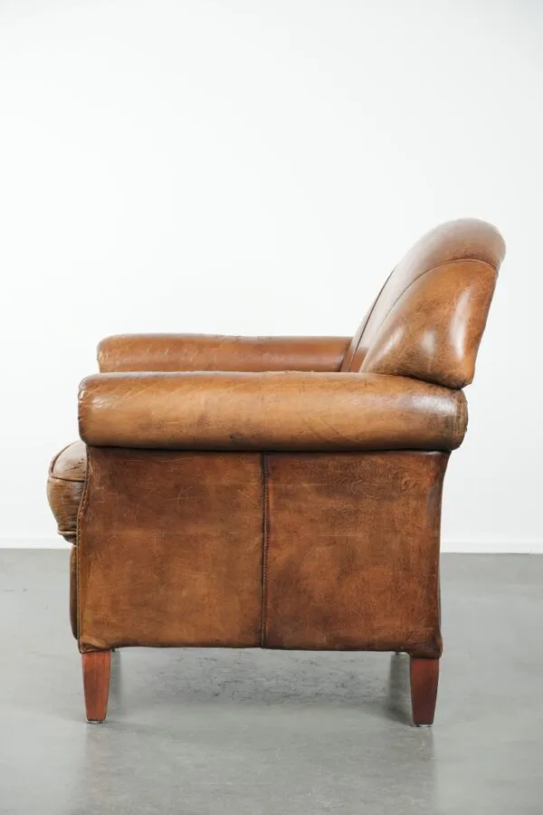 Illustration numéro 5 du produit Fauteuil en peau de mouton avec un beau look vintage et une finition cloutée décorative.