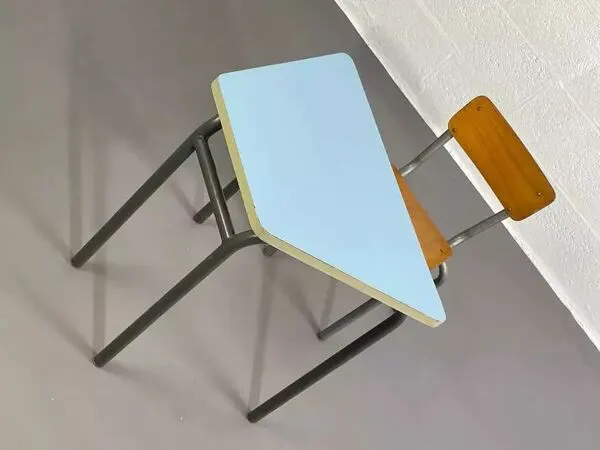 Illustration numéro 5 du produit Ancien bureau d'écolier avec sa chaise mullca assortie