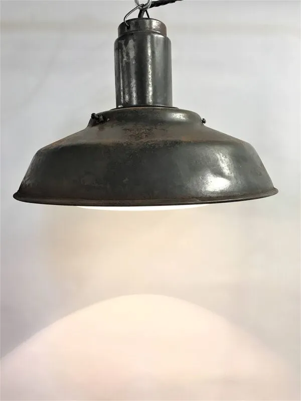 Illustration numéro 5 du produit Suspension industrielle Vintae avec abat-jour en opaline, années 1960