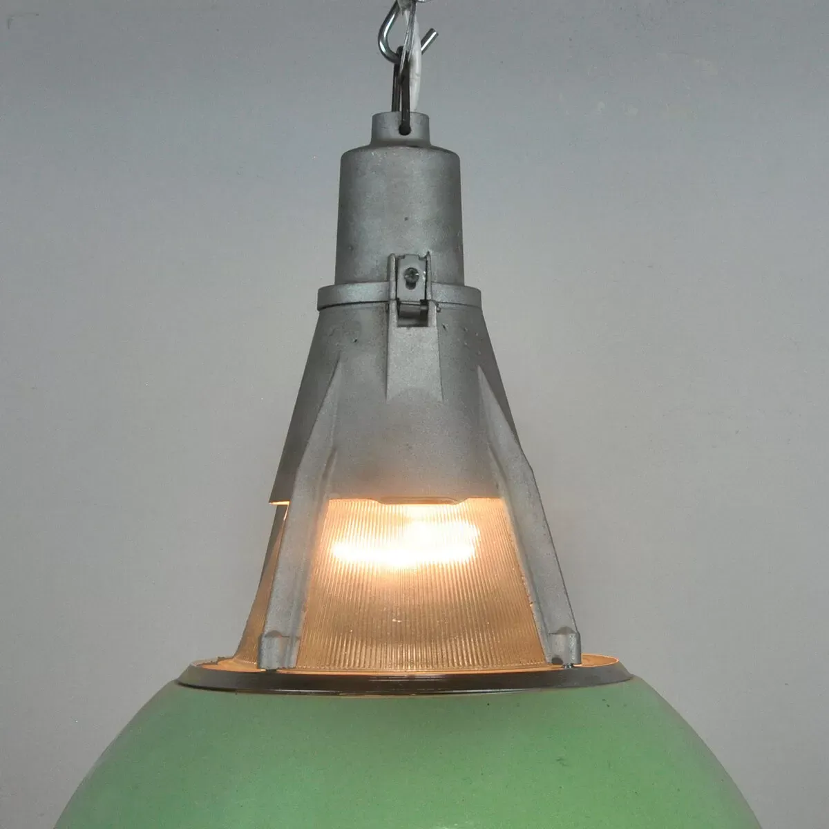 Illustration numéro 5 du produit Green Enameled Industrial Pendant Light, 1950s