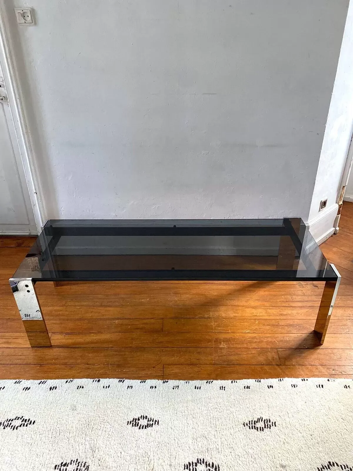 Illustration numéro 5 du produit Table basse rectangulaire Italienne en verre fumé vintage 1970